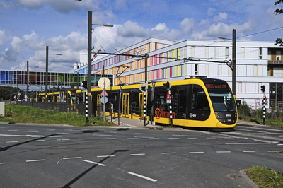 900298 Afbeelding van een tram van U-OV op de kruising van de Heidelberglaan en de Hoofddijk te Utrecht. Op de ...